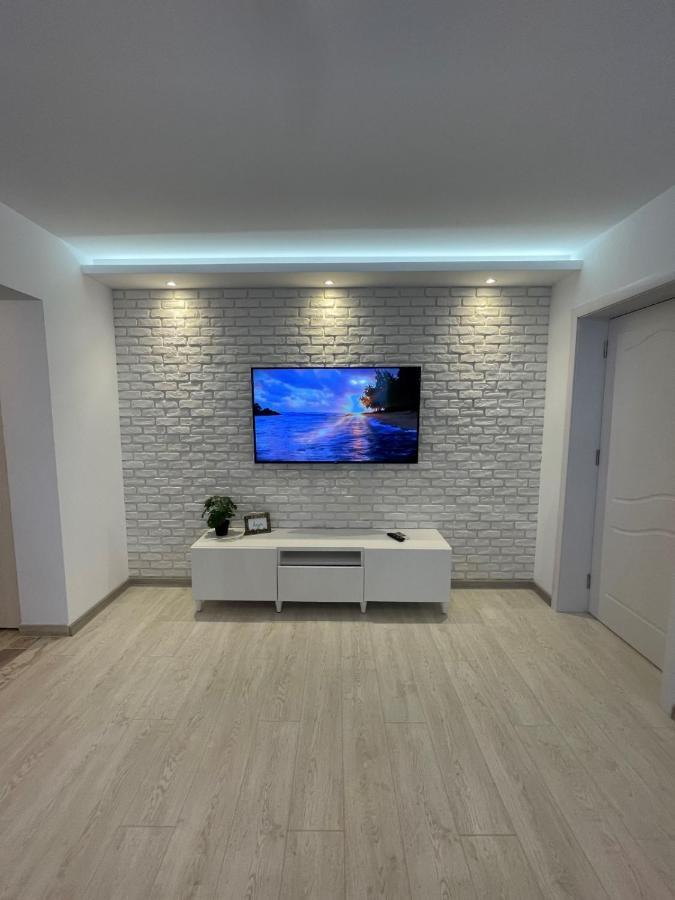 Robert'S White Apartment Плоешти Экстерьер фото