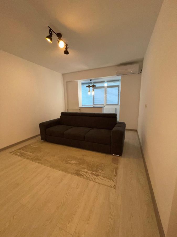 Robert'S White Apartment Плоешти Экстерьер фото
