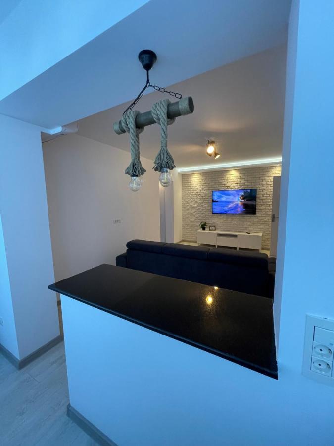 Robert'S White Apartment Плоешти Экстерьер фото