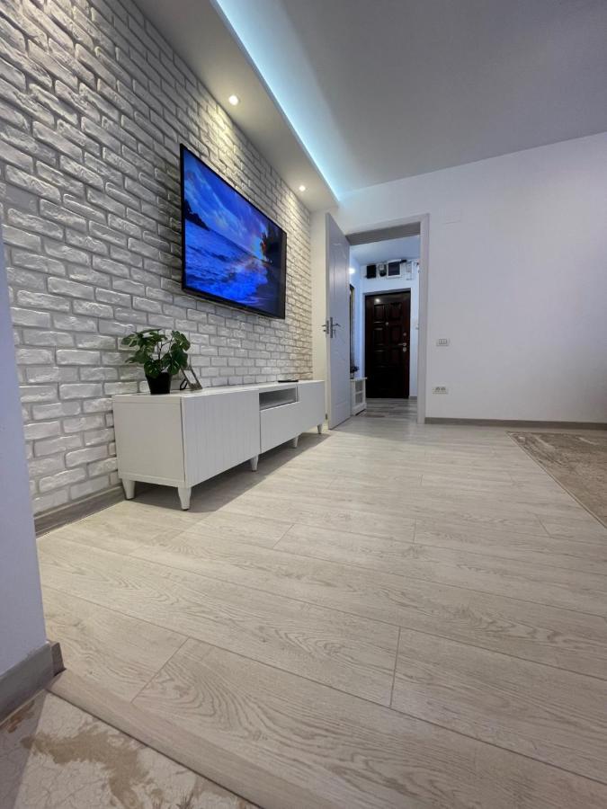 Robert'S White Apartment Плоешти Экстерьер фото