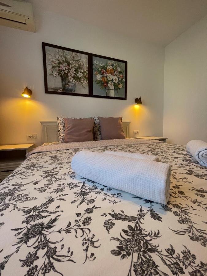 Robert'S White Apartment Плоешти Экстерьер фото