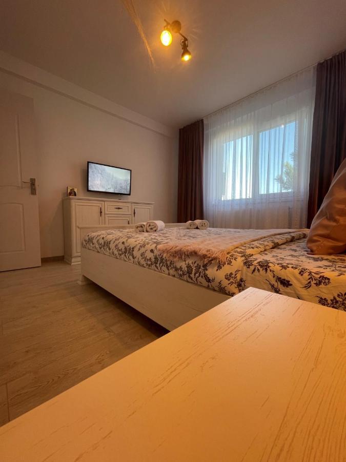 Robert'S White Apartment Плоешти Экстерьер фото