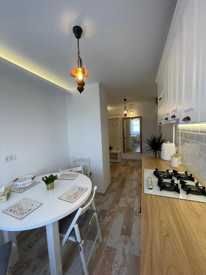 Robert'S White Apartment Плоешти Экстерьер фото