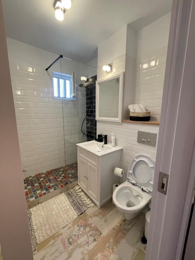 Robert'S White Apartment Плоешти Экстерьер фото
