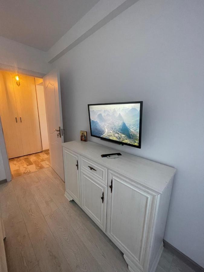 Robert'S White Apartment Плоешти Экстерьер фото