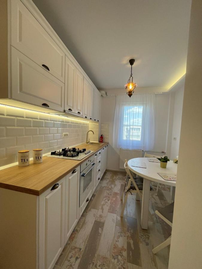 Robert'S White Apartment Плоешти Экстерьер фото